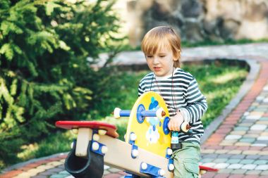 Mutlu küçük çocuk bahçesi gün zaman üzerinde.