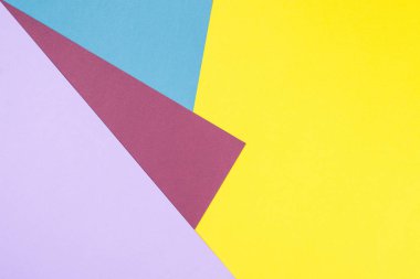 Sarı, kırmızı, turuncu, kahverengi, mavi tonları ile kağıtları geometri düz kompozisyon arka planını renklendirin.