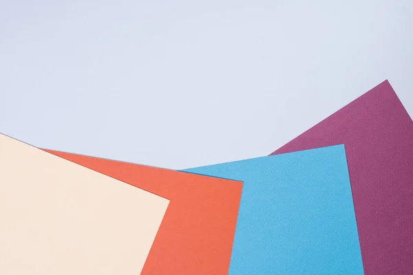 Farbpapiere Geometrie flache Zusammensetzung Hintergrund mit violetten, blauen, orangen, grauen Tönen. — Stockfoto
