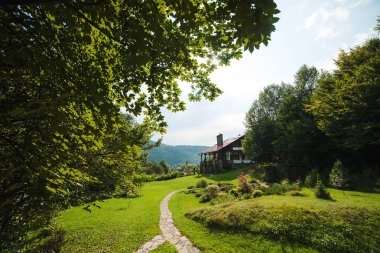 Yaz aylarında yüksek dağlarda güzel ev.