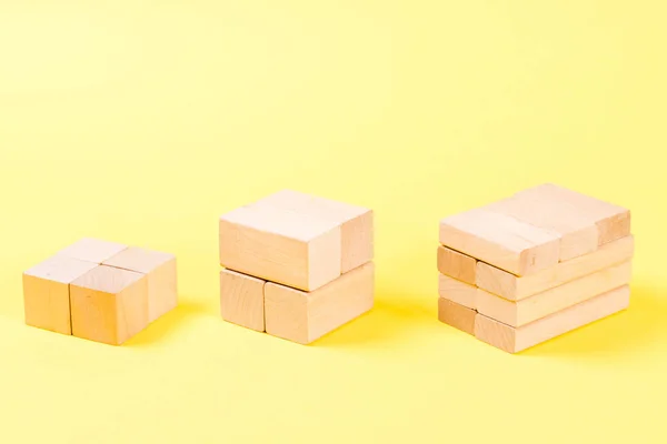 Blocs de construction en bois sur fond jaune . — Photo