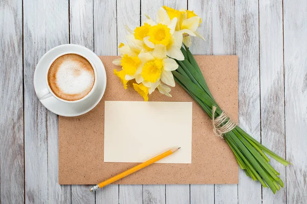 Xícara de café ao lado de flores brancas primavera na textura de madeira — Fotografia de Stock
