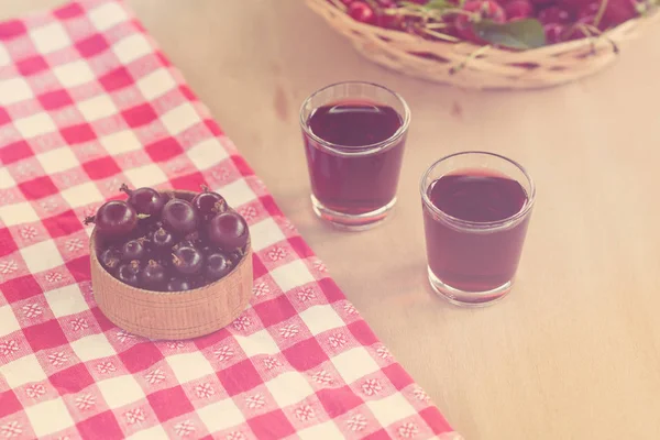 검은 건포도 붉은 베리에서 만든 수 제 리큐 어. — 스톡 사진