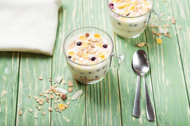 Sabah granola yoğurt ve çilek Ahşap mutfak masasında. Kavram sağlıklı kahvaltı.