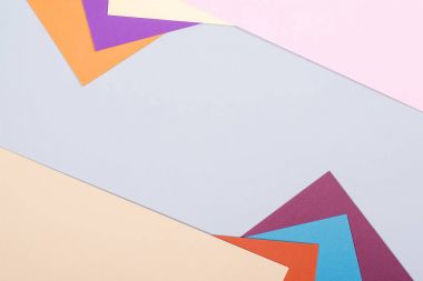 Mor, mavi, turuncu, gri tonları ile kağıtları geometri düz kompozisyon arka planını renklendirin.