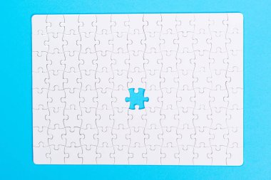 Eksik yapboz bulmaca parçası. Son yapboz parçası yakın çekim.