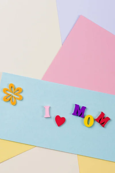 Koncepcja dzień matki. Uwielbiam mama pisze kolorowe litery drewniane na tle papieru. — Zdjęcie stockowe