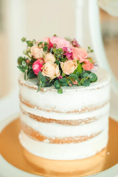 Decorated white naked cake rustic style for weddings, birthdays and events. — Stock Photo, Image