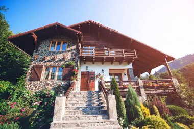 Yaz aylarında yüksek dağlarda güzel ev.