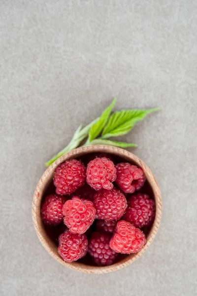 Fresh summer raspberry in a wooden bowl. Top view. — Stock Photo, Image