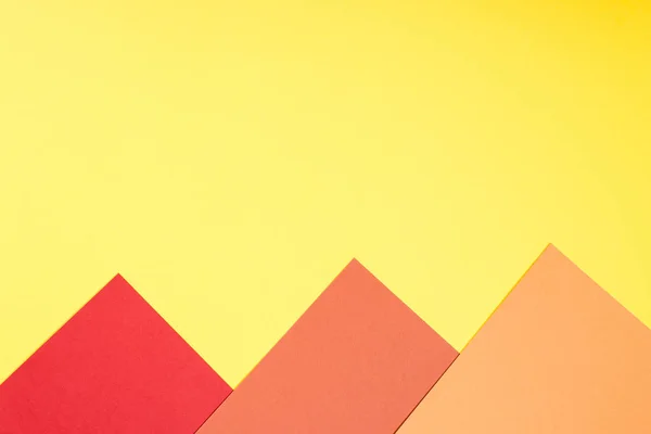 Farbpapiere Geometrie flache Zusammensetzung Hintergrund mit gelben, roten, orangen, braunen Tönen. — Stockfoto