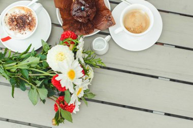 Bir mum, ahşap masa kahve ile bardak ile çikolatalı kek .
