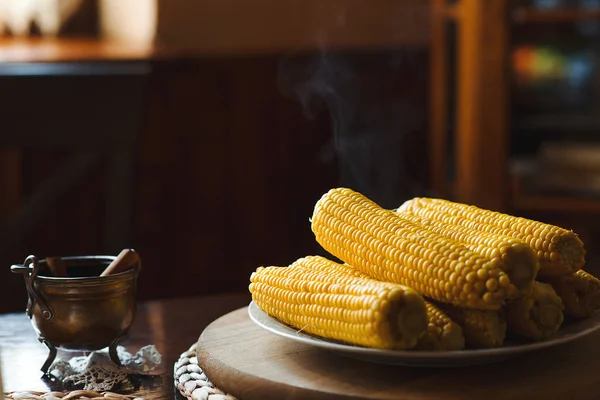 Boiled corn on a plate in the kitchen. — Stock Photo, Image