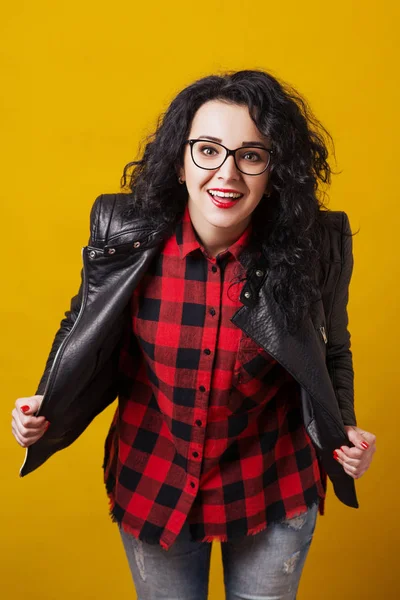 Retrato de la hermosa joven sobre fondo amarillo — Foto de Stock