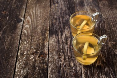 Ahşap arka plan üzerinde limonlu zencefil çayı. Seçici odak. Metin için yer.
