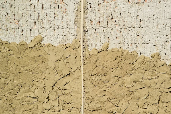 Sul nuovo muro di mattoni viene applicato un nuovo intonaco. Il vecchio muro. Texture e sfondo . — Foto Stock