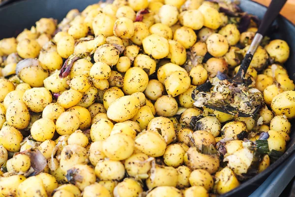 Comida tradicional de la calle nacional checa, patata al vapor con especias en la feria de temporada . — Foto de Stock