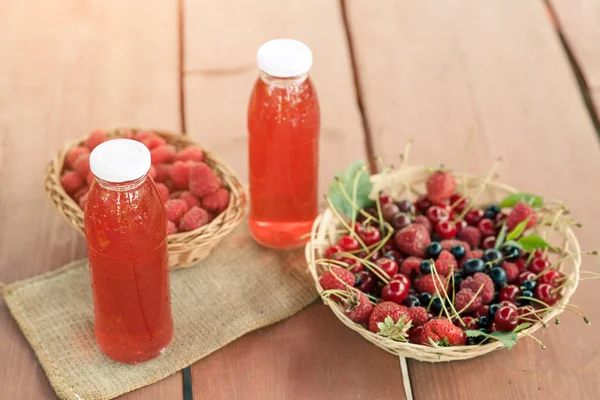 Dos botellas de fruta fría guisada de bayas variadas . —  Fotos de Stock
