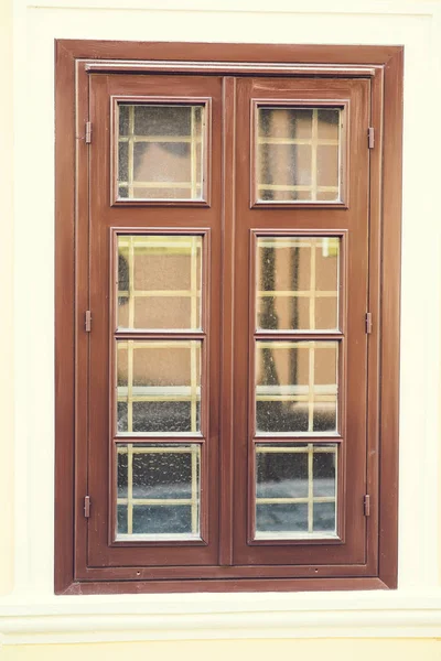 Vieja ventana de madera en una casa . — Foto de Stock