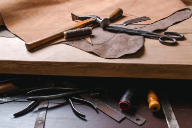 Ayakkabıcı araçlar atölye olarak ahşap masa. Üstten Görünüm.
