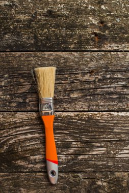 Koyu ahşap arka plan üzerinde bir boya fırçası.