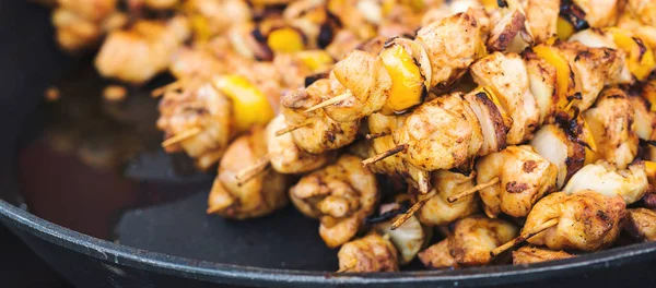 Kebab de pollo asado en feria de temporada . — Foto de Stock