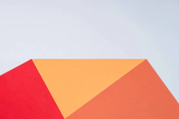 Farbpapiere Geometrie flache Zusammensetzung Hintergrund mit rosa, rot, orange, grauen Tönen. — Stockfoto