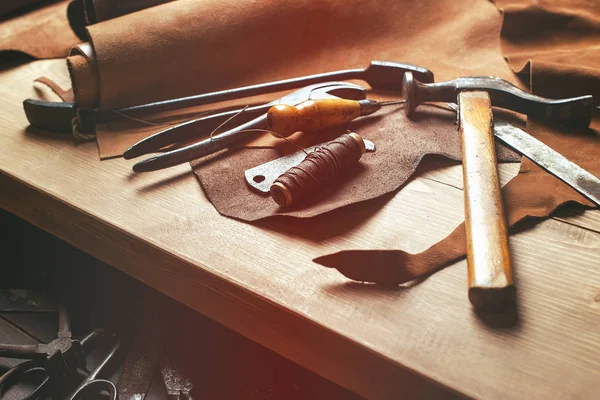Εργαλεία του τσαγκάρη στο εργαστήριο πάνω στο ξύλινο τραπέζι. Το Top view. — Φωτογραφία Αρχείου
