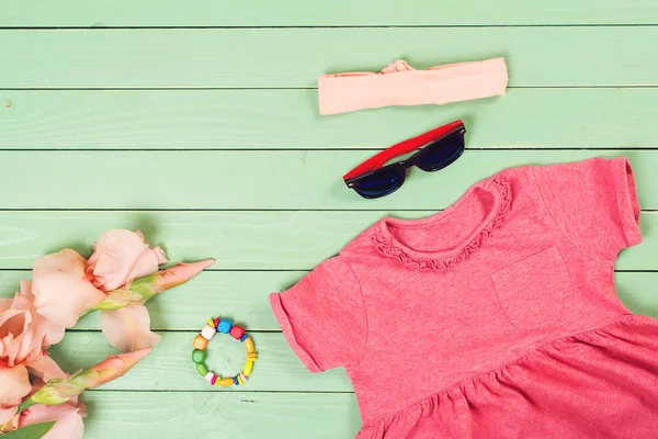 Set van het meisje van de baby kleding op houten achtergrond — Stockfoto