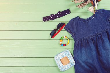 Çocuk Giyim ahşap arka plan üzerinde kümesi