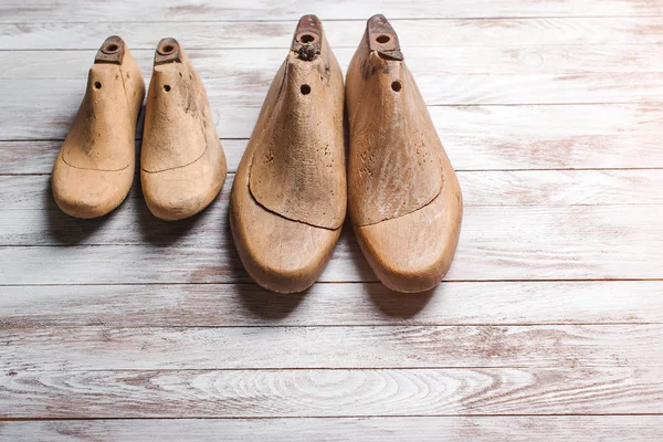 Duradero de madera para calzado de niños y hombres  . — Foto de Stock