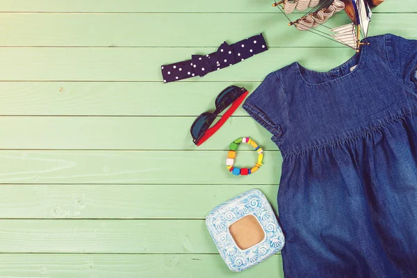 Conjunto de roupas de criança no fundo de madeira — Fotografia de Stock