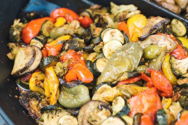 Sokak fuarında büyük tavada karışımı sebze buğulama.