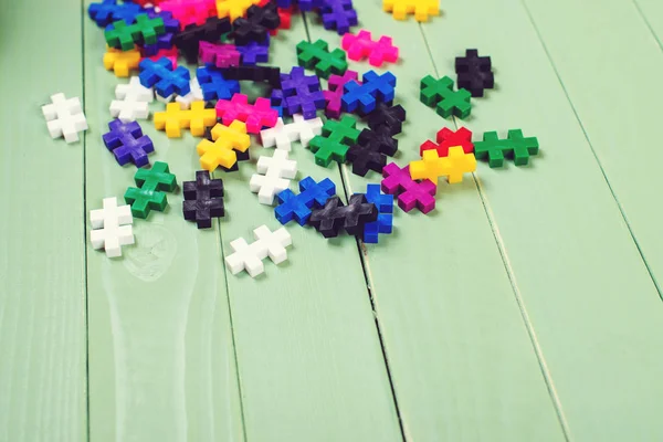 Beaucoup de puzzles colorés sur une table en bois . — Photo
