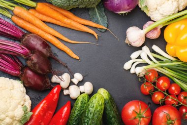 Renkli sebze arka plan. Siyah backgr taze sebze