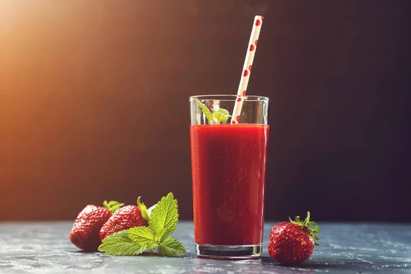 Batido de fresa fresca en un vaso sobre fondo negro . —  Fotos de Stock