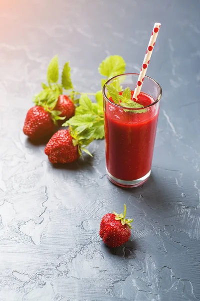 Färsk jordgubbe smoothie i glas på svart bakgrund. — Stockfoto