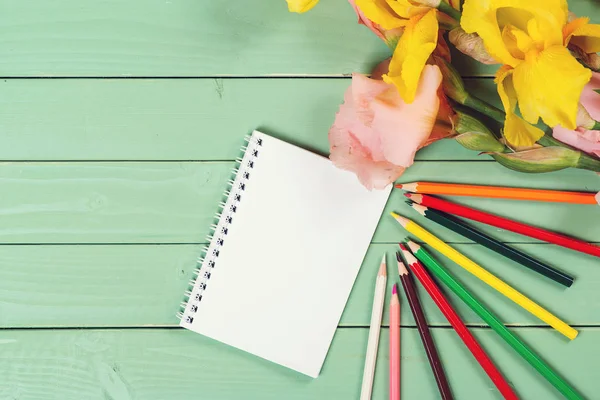 Blankt papper och färgglada pennor på trä bakgrund. — Stockfoto
