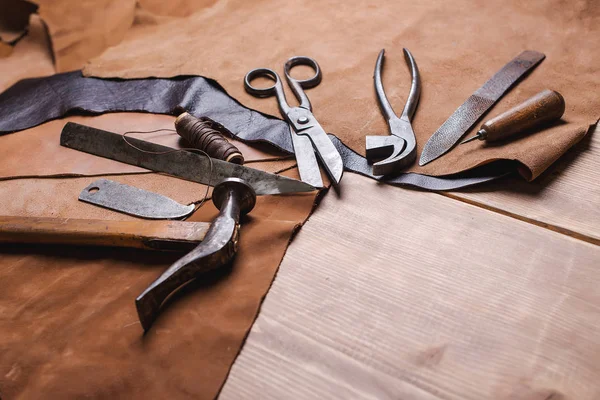 Cobbler tools in workshop on the wooden table. Пространство для текста . — стоковое фото