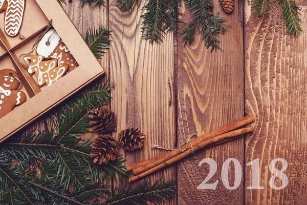 Kerstmis houten achtergrond met fir tree en peperkoek. 2018. — Stockfoto