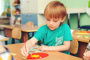 Sevimli küçük çocuk sanat ve el sanatları sınıf meşgul. Öğrenme ve eğitim kavramı.