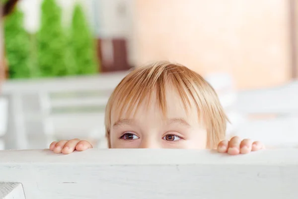 Netter kleiner Junge spielt Verstecken. — Stockfoto