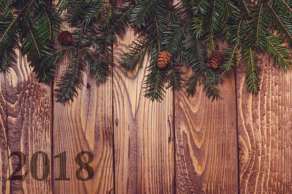 Galhos de árvore do abeto em fundo de madeira rústico. Conceito de férias de Natal. — Fotografia de Stock