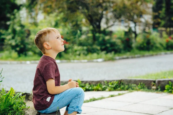 Lindo niño mirando al cielo en un día soleado. Niño soñando , — Foto de Stock