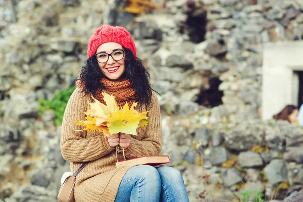 Porträtt av leende ung kvinna klädd i höst kläder. Livsstil och hösten koncept. — Stockfoto