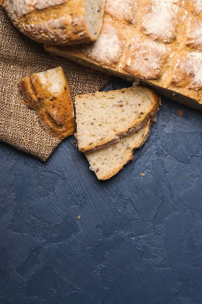 Kepekli ekmek, evde, biyolojik maddeler, tohum ile çok sağlıklı pişmiş. Üstten Görünüm. kopya alanı.