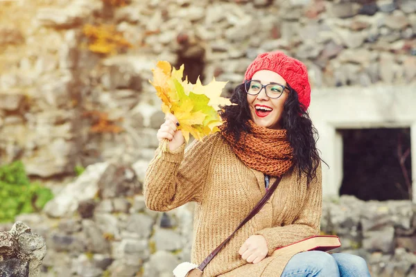 Retrato de uma jovem sorridente vestindo roupas de outono. Estilo de vida e conceito de outono . — Fotografia de Stock