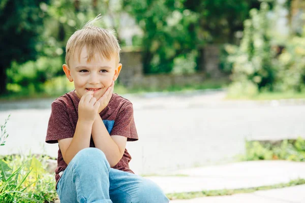 Schattige kleine jongen poseren buiten. — Stockfoto
