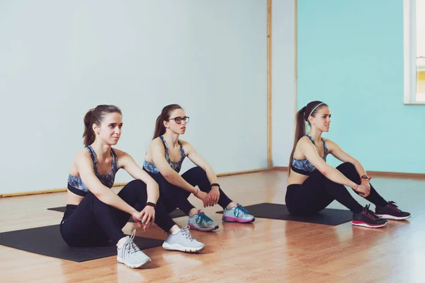 Jeunes femmes séduisantes dans un studio de fitness. Concept de forme physique et style de vie . — Photo