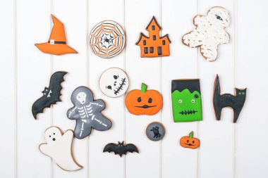 Cadılar Bayramı gingerbread çerezleri Beyaz ahşap tablo.